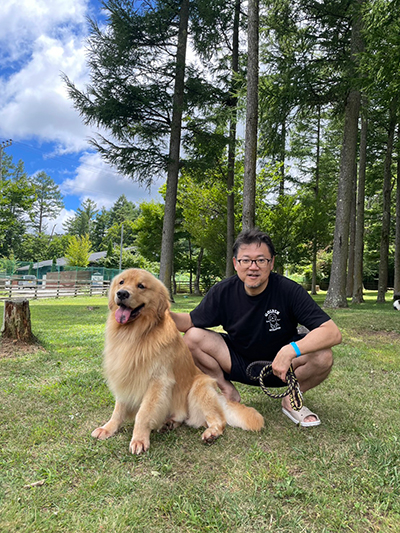 画像:院長と愛犬(woofにて)